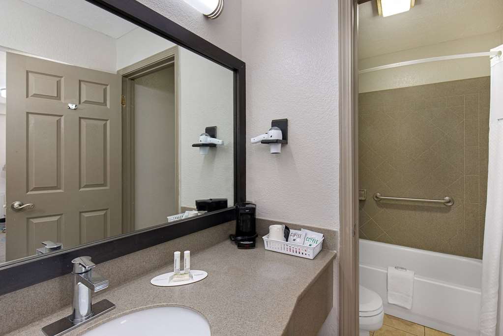 Days Inn by Wyndham Savannah - photo 30