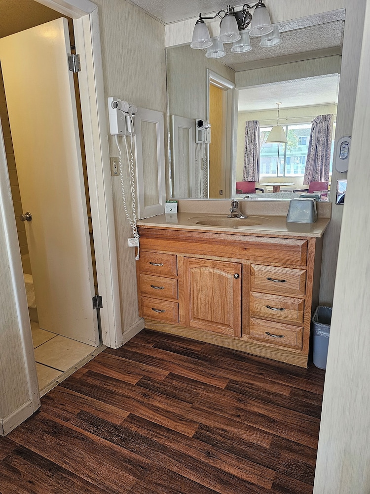 Travelodge by Wyndham Mackinaw City - photo 14