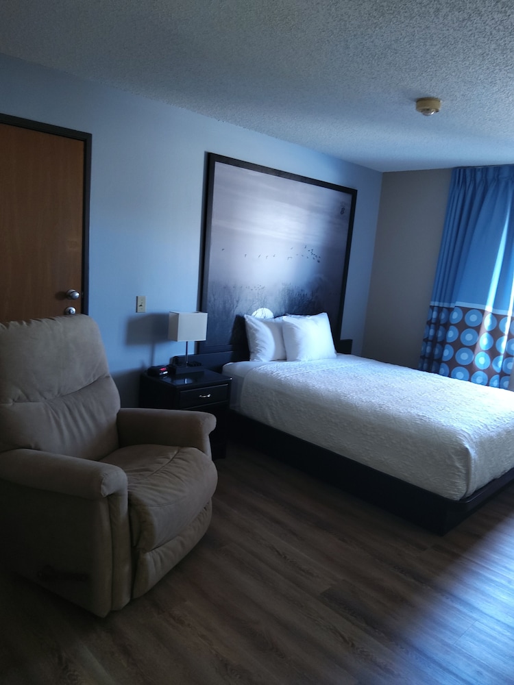 Super 8 by Wyndham Estherville - photo 6