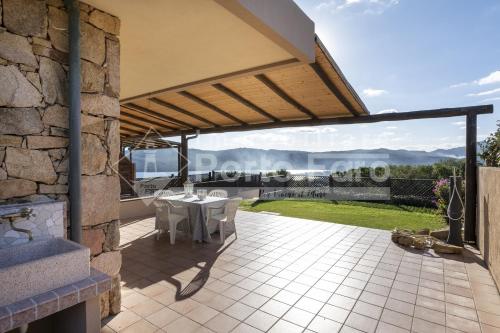 L301 Bilocale caposchiera con giardino e vista sulla spiaggia di Porto Mannu — 4-Star Luxury Hotel in Palau, Italy