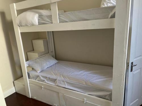 Blue Eagle Backpackers — 5-Star Luxury Hotel in Cape Town, South Africa