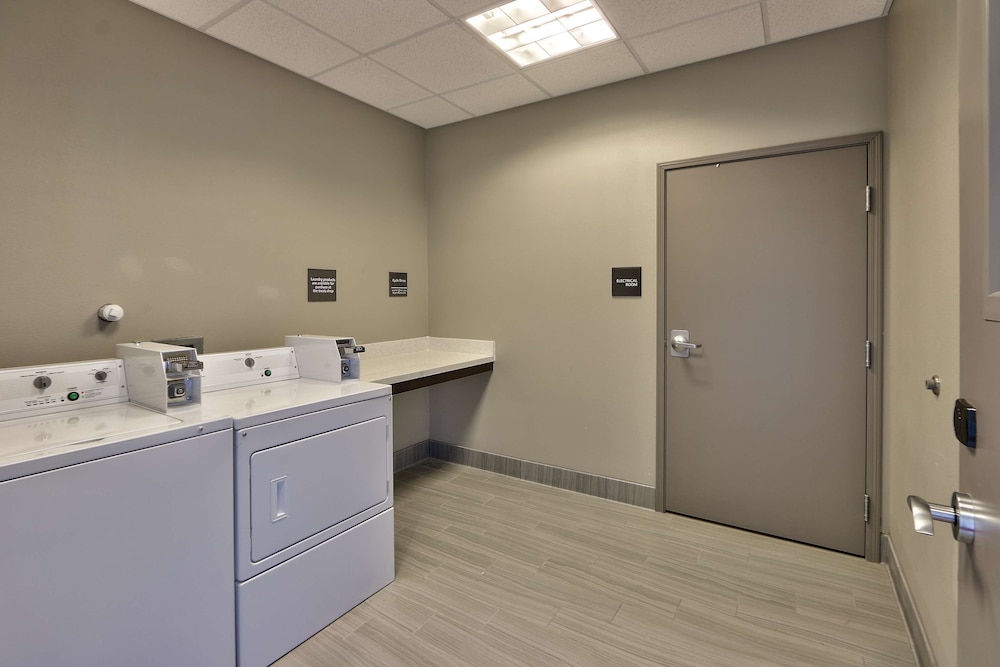 Hampton Inn & Suites Albuquerque Airport - photo 28