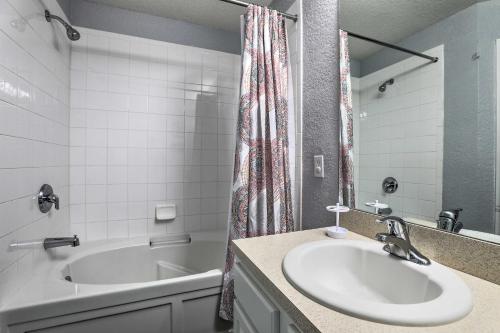 4 Mi to Disney World: Kissimmee Resort Retreat - photo 4