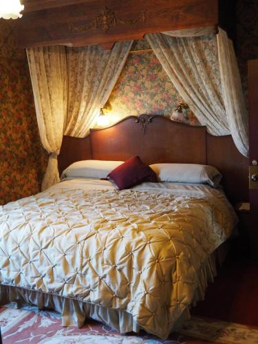 Old Consulate Inn - photo 11