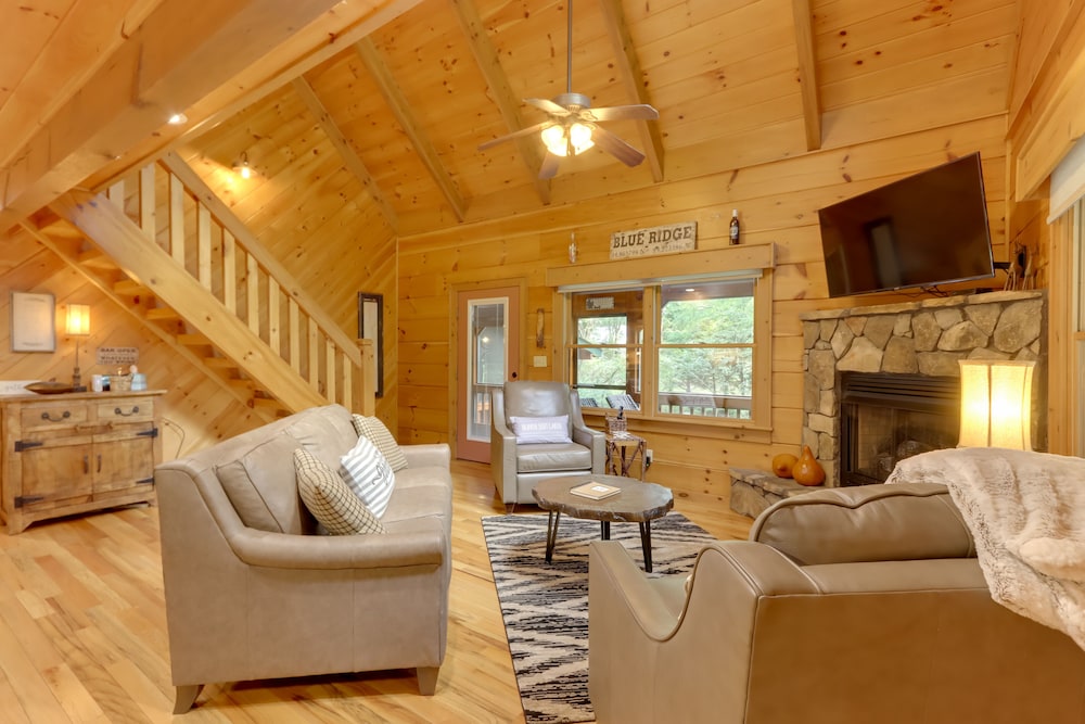 Blue Ridge Cabin Rental with Hot Tub and Creek Access — 4-Star Luxury Hotel in Blue Ridge, United States