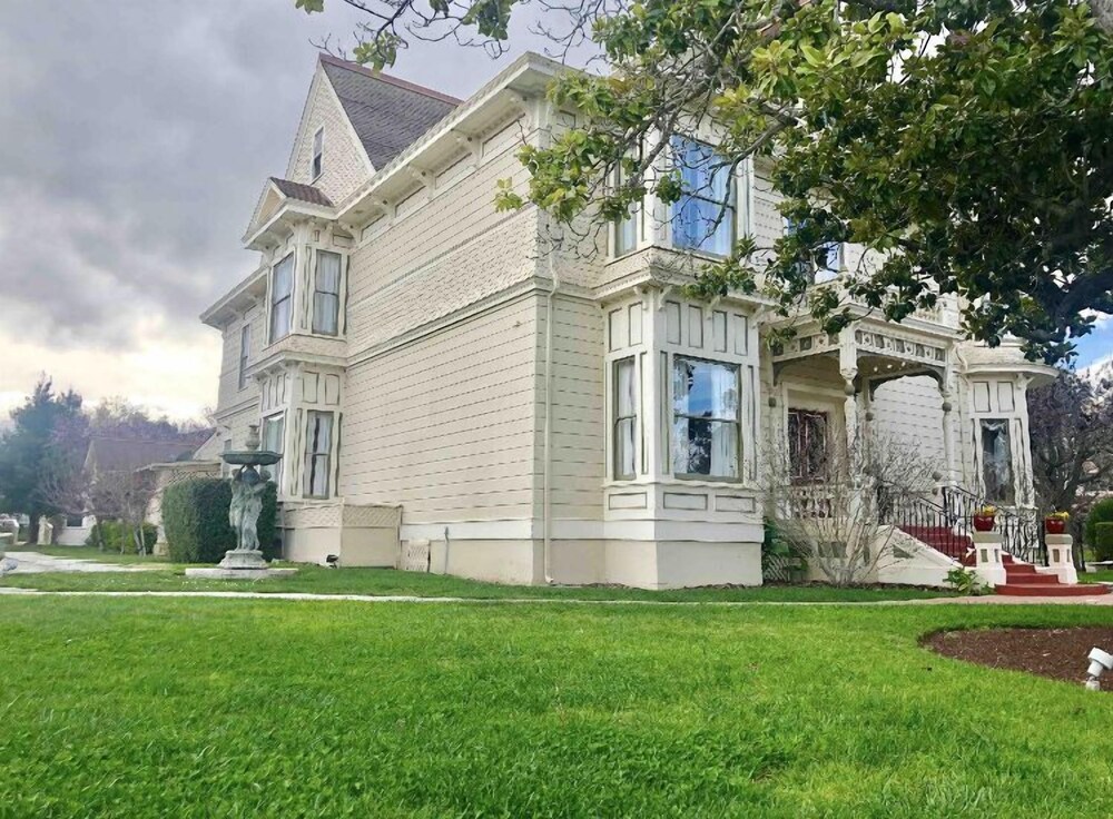 River Rd. Mansion in Salinas, United States