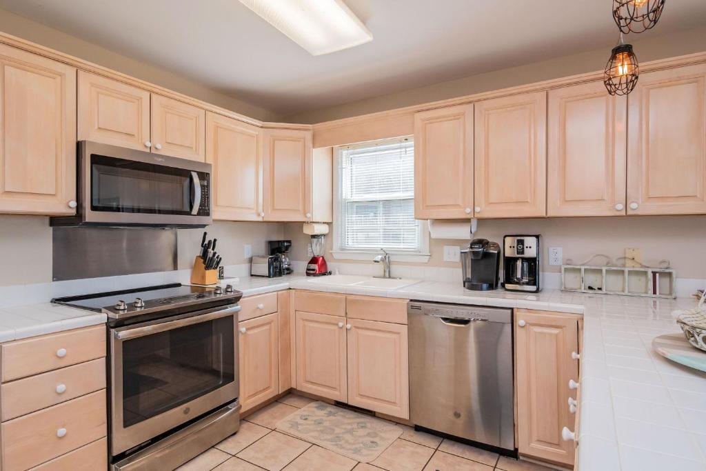 Sweet Retreat by Oak Island Accommodations - photo 13