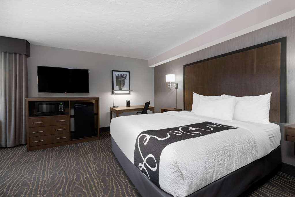 La Quinta Inn & Suites by Wyndham Anchorage Airport - photo 19