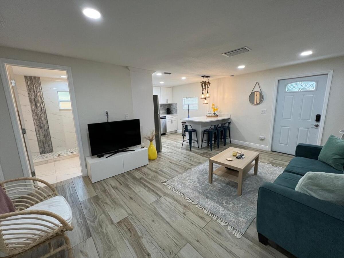 Stylish Chic King Bed Ybor DT in Tampa, United States