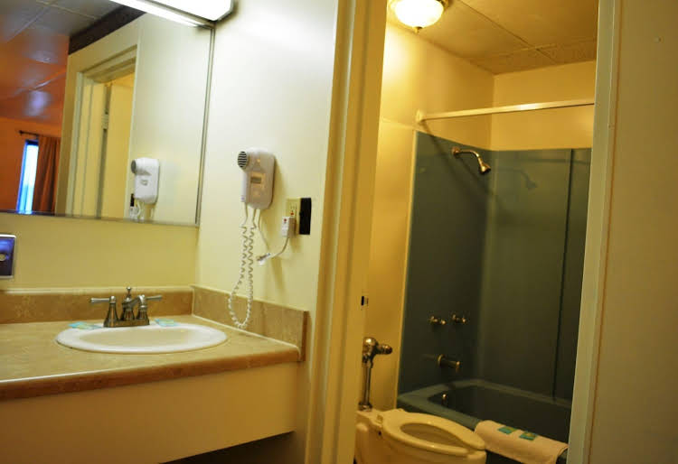 Knights Inn Bluefield - photo 18