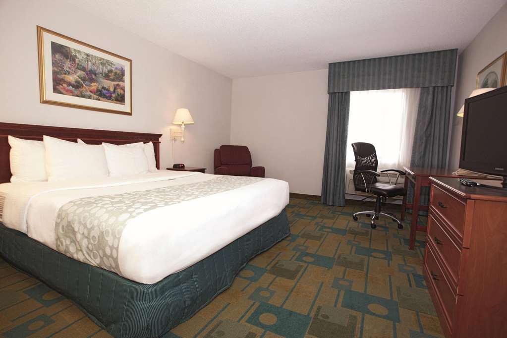 La Quinta Inn & Suites by Wyndham Chicago Gurnee - photo 18