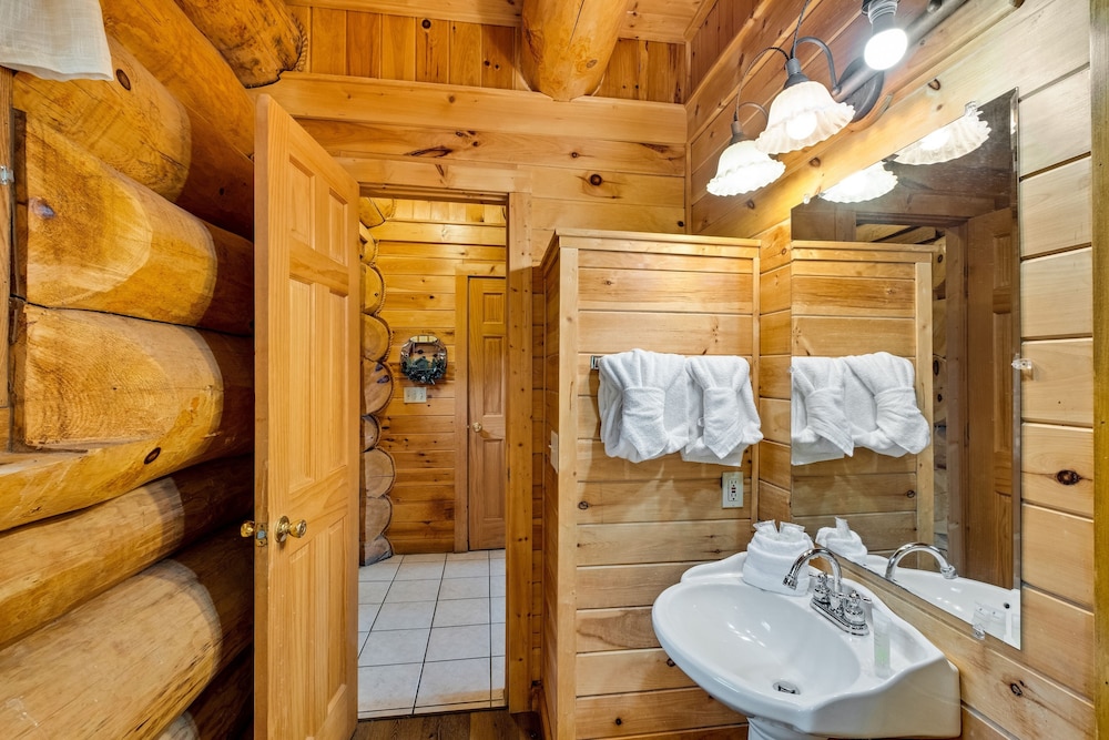 Star Views Secluded W mountain Views 2 Bedroom Cabin by Heavenly Views Resort - photo 17