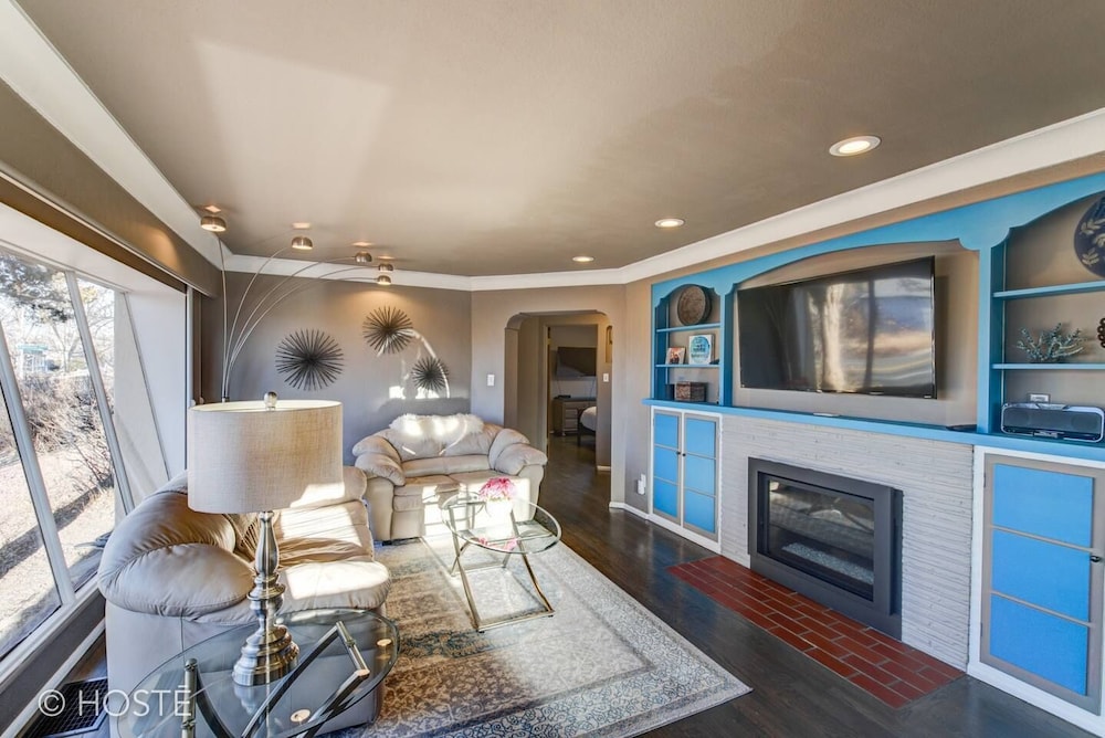 3bdmid century Modernhot Tub Grill Close to DT in Colorado Springs, United States