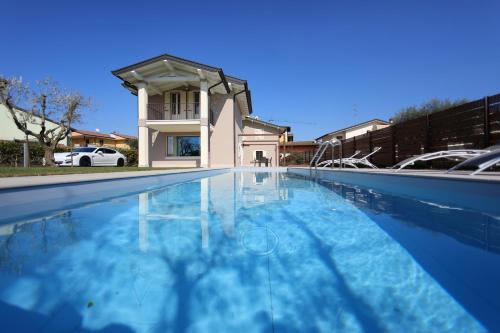 Villa Zarina ZAvillas up to 12 people — 4-Star Luxury Hotel in Peschiera Del Garda, Italy
