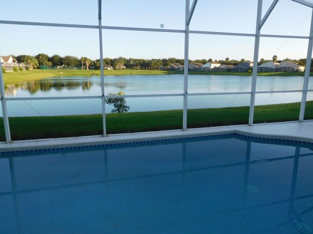 Spacious 6 bedroom Home in Hampton Lakes Perfect for Family Getaways — 4-Star Luxury Hotel in Davenport, United States