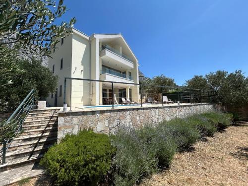 Villa in a quiet area Private Pool Sport Starlink BBQ — 4-Star Luxury Hotel in Baska Voda, Croatia