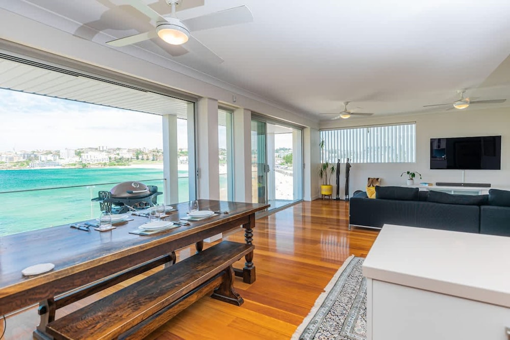 Ocean view luxury 3 bedroom home with balcony — 4-Star Luxury Hotel in Sydney, Australia