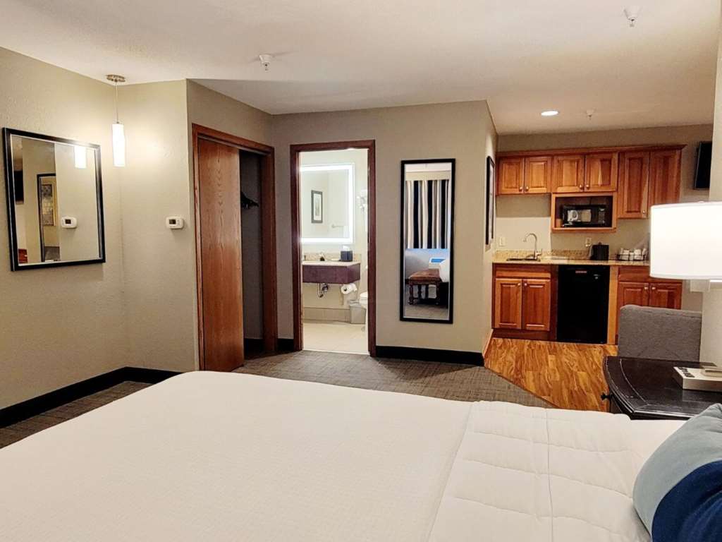 Best Western Plus Dubuque Hotel & Conference Center - photo 19