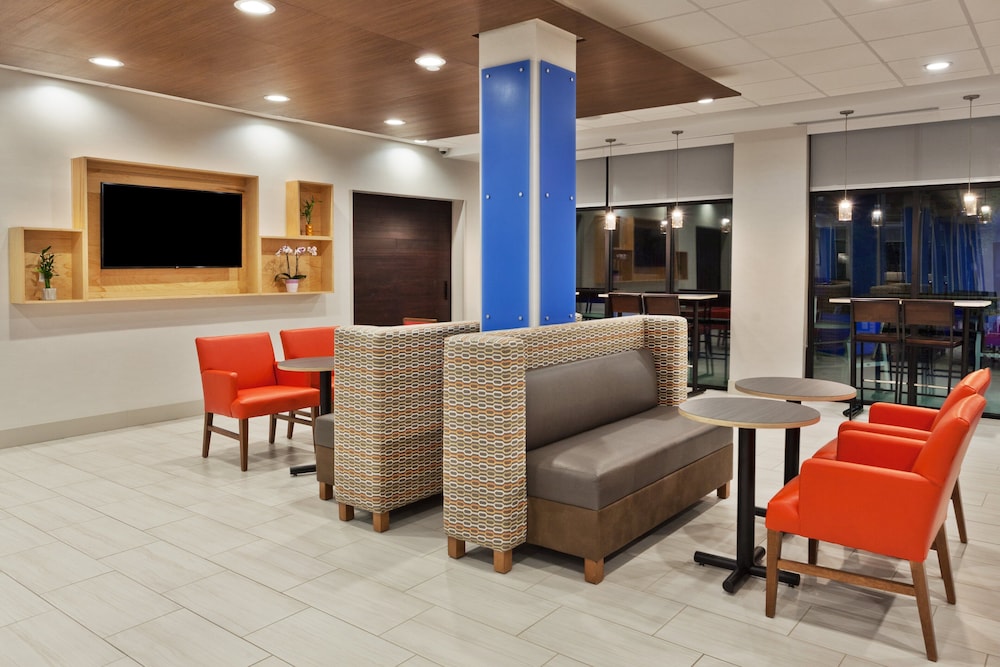 Holiday Inn Express & Suites Fayetteville by IHG - photo 31