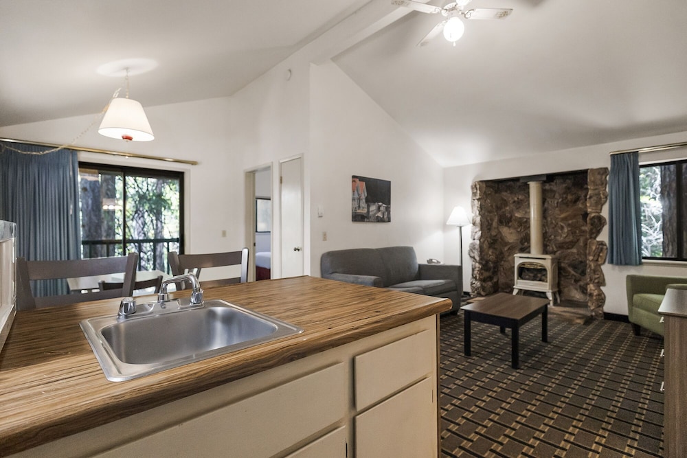 Northern Queen Inn - photo 2