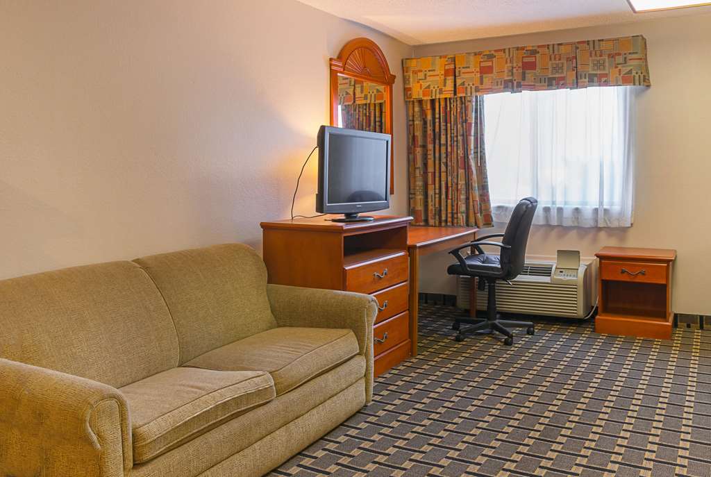 Quality Inn & Suites Detroit Metro Airport - photo 14