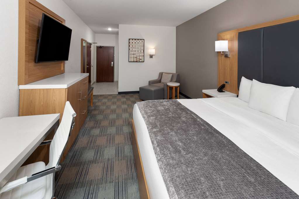 La Quinta Inn & Suites Coralville Iowa City - photo 10