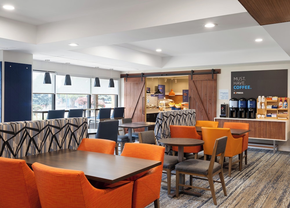 Holiday Inn Express Indianapolis Airport by IHG - photo 74