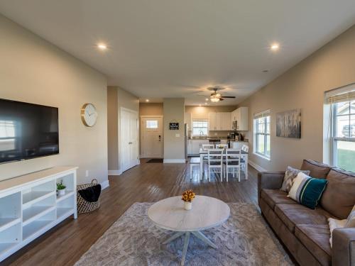 Modern 2BR 2BA New Build Condo with Garage & Patio — 4-Star Luxury Hotel in Wyoming, United States