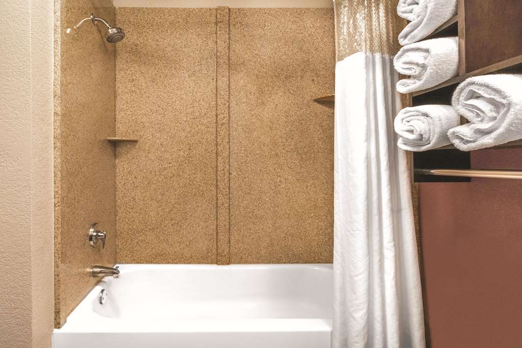 La Quinta Inn & Suites by Wyndham Rome - photo 10