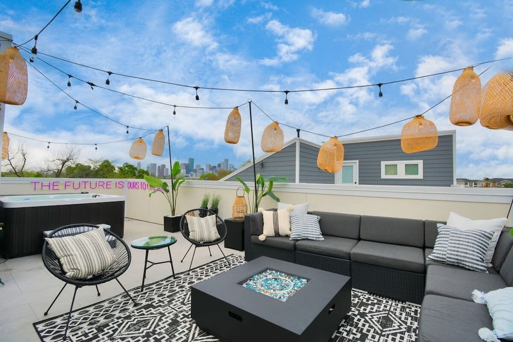 Paradise Palace Best Rooftop in HTX w Hot Tub - photo 46