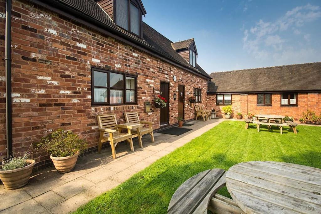 Zoe’s Cottage with Alpaca’s and 7 mins drive to Alton Towers in Uttoxeter, United Kingdom