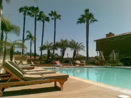 Laguna Condo w Pool Jacuzzi and Attached Garage — 4-Star Luxury Hotel in Laguna Niguel, United States