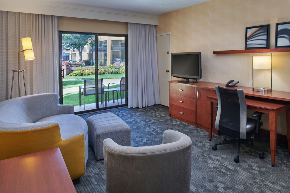 Courtyard by Marriott Detroit Dearborn - photo 24