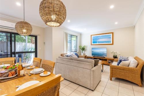2 11a Christmas Bush Avenue fantastic pet friendly townhouse close to Dutchies Beach with Wi Fi and Air Con — 4-Star Luxury Hotel in Tea Gardens, Australia