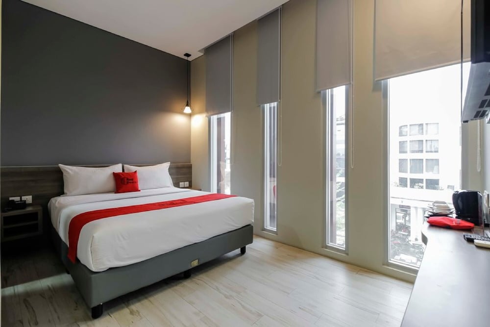 RedDoorz Plus near Tebet - last minute hotel in Jakarta