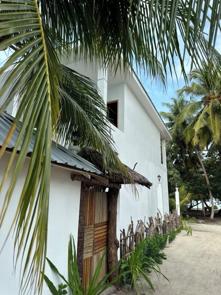 Dive And Sleep All Inclusive Diving Guesthouse 3 Dives Per Day 20114978 — Dhidhdhoo