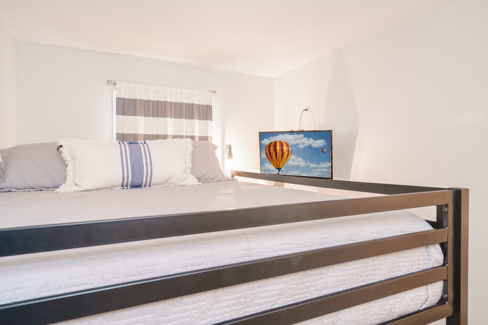 Bethys Beachy Beauty Regency Towers - photo 3