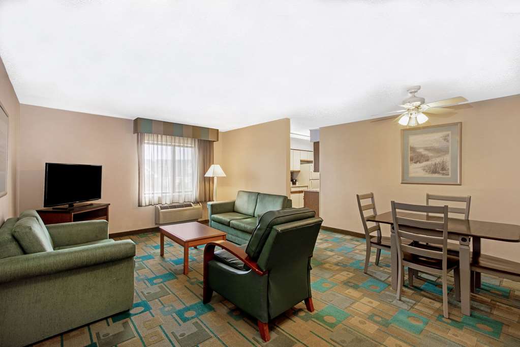 La Quinta Inn & Suites by Wyndham Des Moines West Clive - photo 74