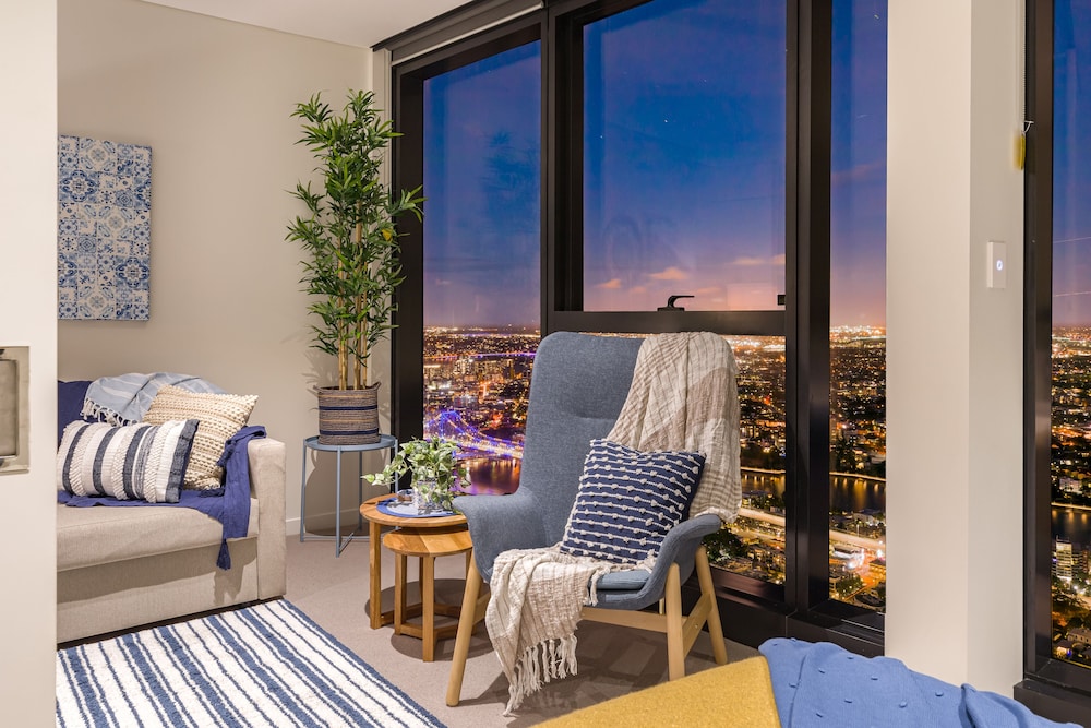 Hamptons Retreat on Level 77 Skytower — 4-Star Luxury Hotel in Brisbane, Australia