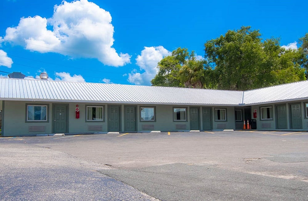 The Gator Den Motel - photo 18