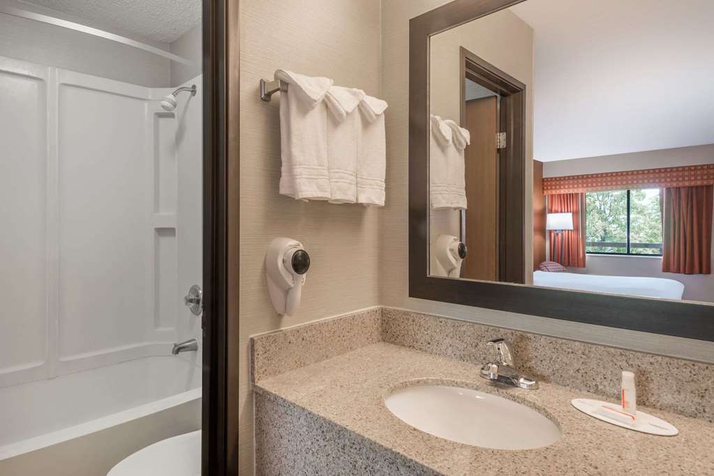 Days Inn by Wyndham Columbus Fairgrounds - photo 15