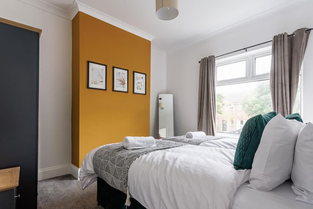 Comfy 3 Bedroom House In Seaham Street Parking 20716467 — Seaham