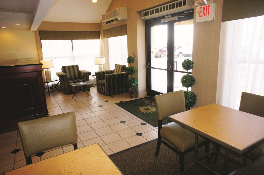 La Quinta Inn & Suites by Wyndham Warwick Providence Airport - photo 6