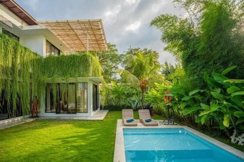Lush 3 BR enclose living room next to Canggu beach — 4-Star Luxury Hotel in Canggu, Indonesia