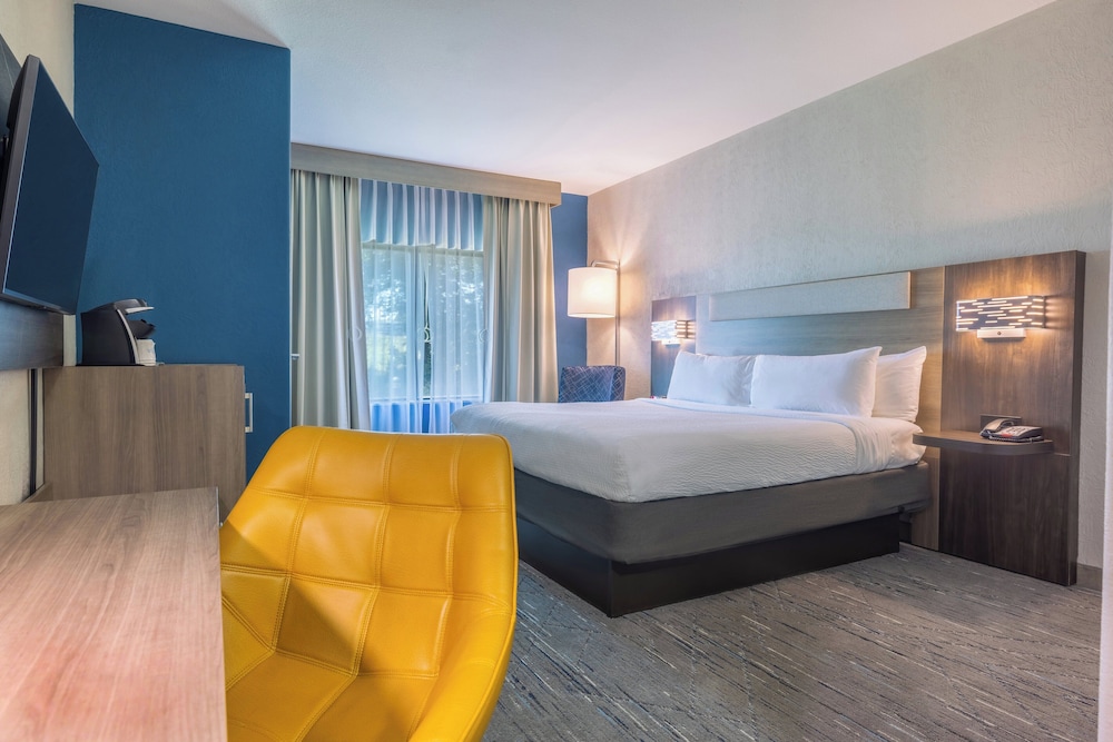 Holiday Inn Express and Suites Kansas City Airport by IHG - photo 22
