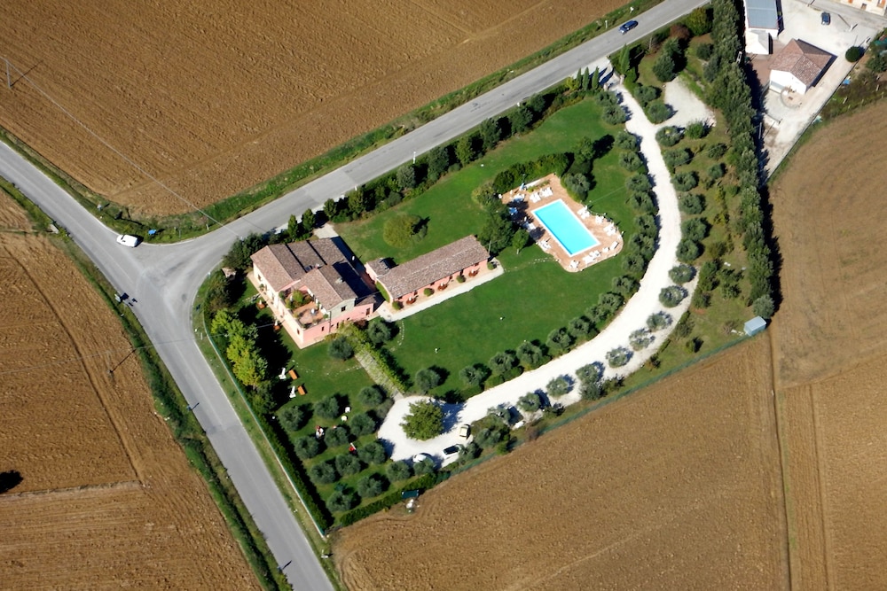 Casale Le Selvette — 4-Star Luxury Hotel in Perugia, Italy
