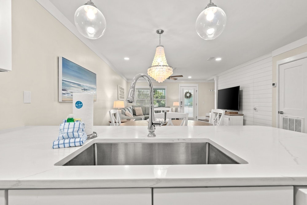 Newly Renovated 140 Feet To White Sandy Beaches Pool Grill - photo 27