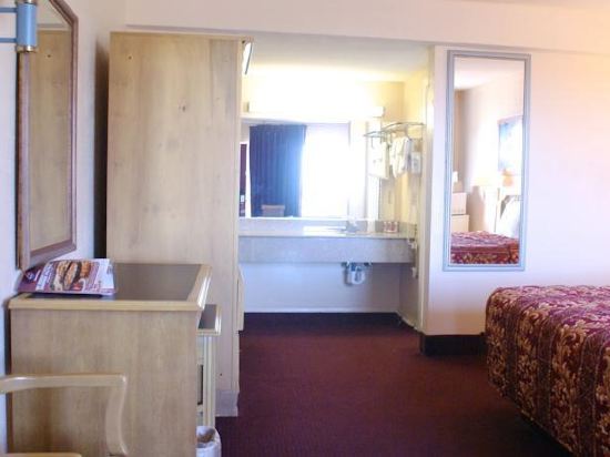 Bayview Inn and Suites - photo 13