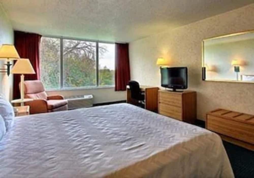 Airport Inn Flint - photo 13