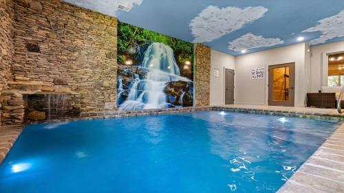 Waterfall Wanderland - last minute hotel in Sevierville